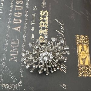 Elegant Silver ring with Crystal Accents